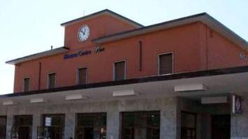 La stazione di Massa presa di mira dai senzatetto rumeni