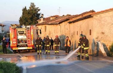 I pompieri tolgono lolio dalla Vecchia Pratese 