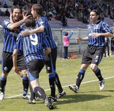 <b>ASSIST MAN. </b>I compagni abbracciano Calori 