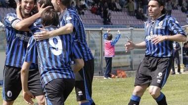 <b>ASSIST MAN. </b>I compagni abbracciano Calori