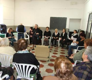 <b>RELAX</b> Un momento della recita organizzata fra gli anziani dalla associazione Bubamara Teatro      