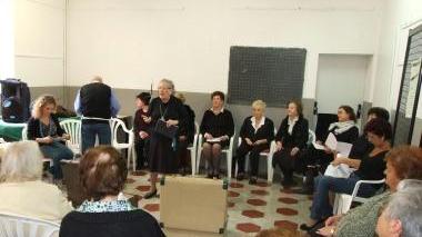 <b>RELAX</b> Un momento della recita organizzata fra gli anziani dalla associazione Bubamara Teatro