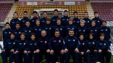 <b>AMARANTO.</b> Il gruppo dei Regionali (foto dal sito del Livorno) e due azioni dei Nazionali