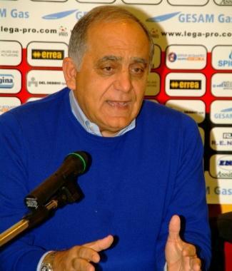 Larchitetto Giovanni Valentini cerca acquirenti per la societ&agrave;; a destra una immagine del progetto per la realizzazione del nuovo stadio Porta Elisa (Vip) 