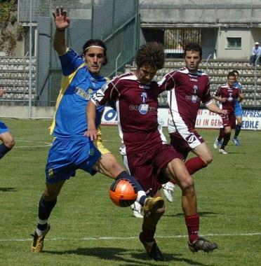 Cori alla caccia del pallone e, a destra Corrent    