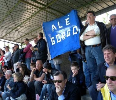 I sostenitori del Borgo in tribuna a Forcoli A destra, seduto, il patron Mauro Paganelli 