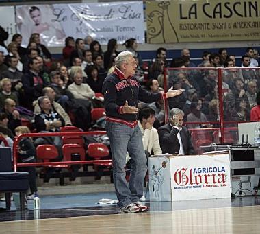 Il coach Massimo Angelucci e Gabriele Niccolai che nei minuti finali a Pontedera ha fallito insieme a Tommei e Bonora i tiri dalla lunetta                 