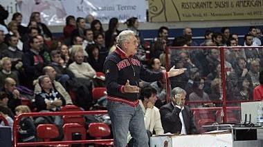 Il coach Massimo Angelucci e Gabriele Niccolai che nei minuti finali a Pontedera ha fallito insieme a Tommei e Bonora i tiri dalla lunetta