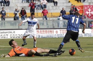 <b>PISA-SIRACUSA. </b>A sin. Carparelli (16 st) ruba palla a Baiocco ma non riuscir&agrave; a segnare; sopra, un un perentorio stacco di Obodo 