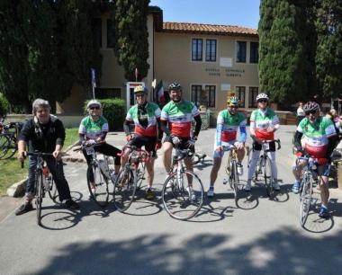 Un gruppo di ciclisti che hanno partecipato alla prima edizione della Gran Fondo degli amministratori 