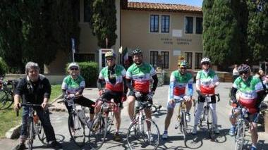 Un gruppo di ciclisti che hanno partecipato alla prima edizione della Gran Fondo degli amministratori