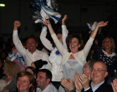 <b>TRIONFO.</b> Braccia alzate per i contradaioli della Cervia allannuncio della vittoria di Tosca 