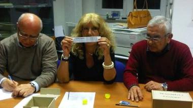 <b>SORTEGGIO.</b> La viceprefetto mostra l’esito del sorteggio