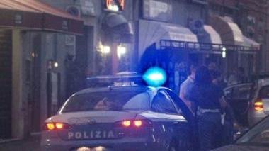 Le volanti della polizia (in alto) hanno bloccato cinque banditi ucraini. Sopra uno scorcio di via Byron