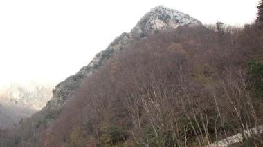 Uno scorcio del Monte Corchia e uomini del soccorso alpino (foto archivio)