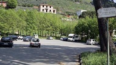Il parcheggio di piazza Guido Rossa dietro l’ospedale tra quelli destinati a diventare a pagamento