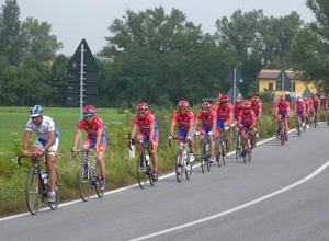 Paura per un ciclista carrarese caduto in discesa