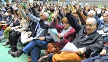 Bardelli (primo da destra) all’assemblea dei soci