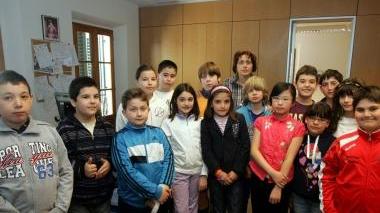 Gli alunni delle elementari di Lazzeretto con la loro insegnante