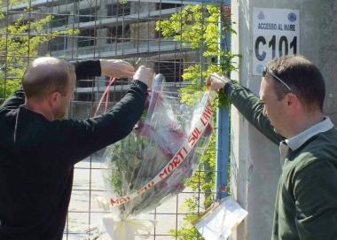 Rose rosse per loperaio morto 
