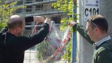 Rose rosse per l’operaio morto