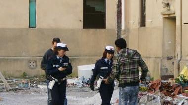 Blitz dei vigili in via Nino Bixio
