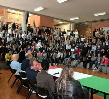 Gli studenti del Mattei in attesa della premiazione 