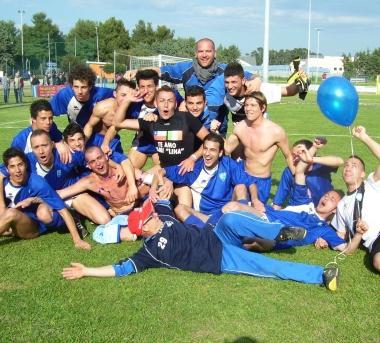 <b>FESTA.</b> La gioia della squadra del Follonica 