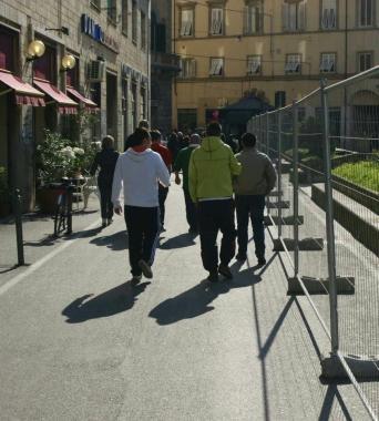 Pedoni e transenne allAttias 