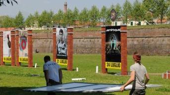 Operai che piazzano i cartelloni