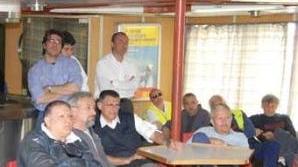 Marittimi della Toremar durante un’assemblea a bordo di una delle navi della compagnia ormai vicina alla vendita