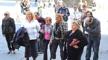 Una piccola folla di persone attende Mamma Ebe all’uscita del tribunale
