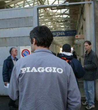 Operai della Piaggio allingresso dello stabilimento   