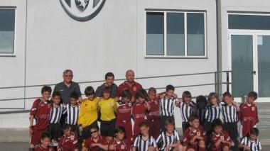 <b>I CAMPIONI </b>I Pulcini di Pomarance con gli amici della Juventus