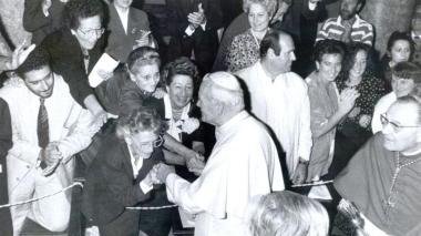 Un momento della visita che Papa Karol Wojtyla effettuò nella città di Volterra