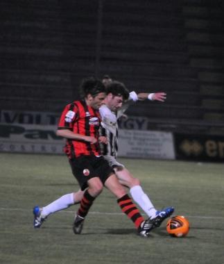 Grassi fronteggiato da un avversario 
