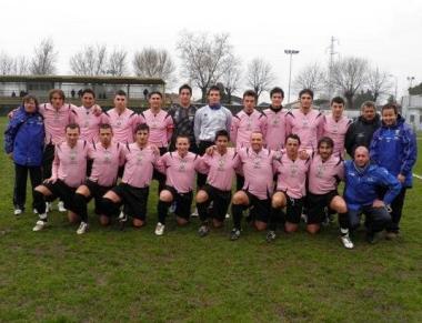 <b>PROMOZIONE STORICA.</b> La formazione del Seravezza che ha vinto il campionato di Prima Categoria 