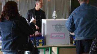 Martino Squeri e a destra un seggio elettorale