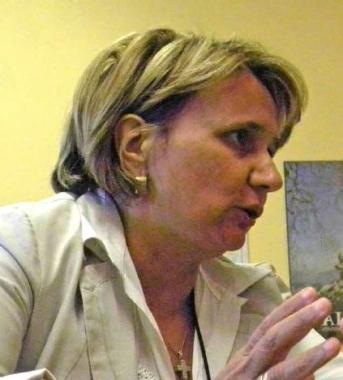 La dirigente Stella Niccolai e a destra il veliero dei bambini di via Torino 
