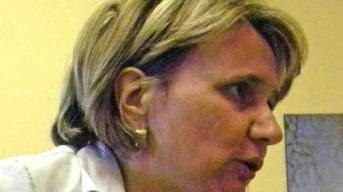La dirigente Stella Niccolai e a destra il veliero dei bambini di via Torino
