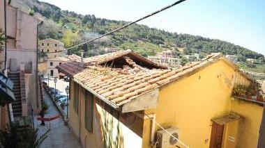 Il tetto crollato sopra l’edificio della Posta