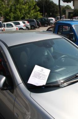 <strong>AVVISI.</strong> La polizia ferroviaria ha lasciato ieri sulle auto in sosta lungo i binari un avviso che informa dei controlli e delle eventuali sanzioni per gli automobilisti