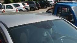 <strong>AVVISI.</strong> La polizia ferroviaria ha lasciato ieri sulle auto in sosta lungo i binari un avviso che informa dei controlli e delle eventuali sanzioni per gli automobilisti