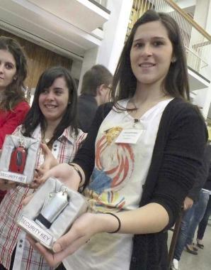 Una ragazza mostra la custodia in pelle per proteggere le chiavi  