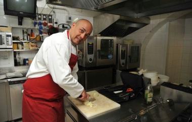 Mirko Rossi nella cucina del Doretto 