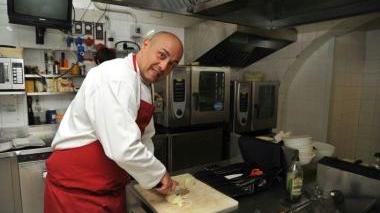 Mirko Rossi nella cucina del Doretto