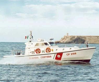 Una vedetta della guardia costiera durante un controllo in mare   