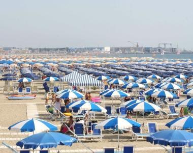 I nostri bagni sono ancora sbarrati ma annunciano: pronti per sabato