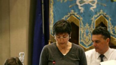 Il consiglio comunale, più a sinistra dall’alto il sindaco Luciana Cappelli e sotto l’assessore al bilancio Annalisa Fiore