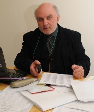 <b>PATRIMONIO DA TUTELARE.</b> A destra la fila di cartelloni piazzati lungo le Mura e a fianco lingegner Francesco Cecati della Sovrintendenza (foto Vip)  